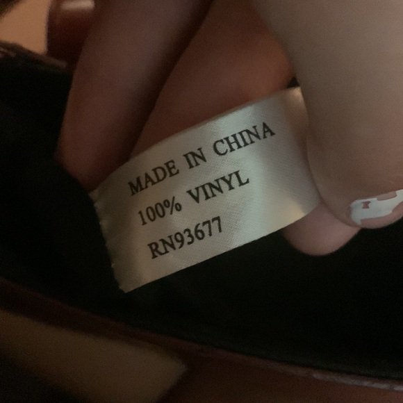 Super cute, vinyl bag with flower details and stitching - Picture 11 of 13